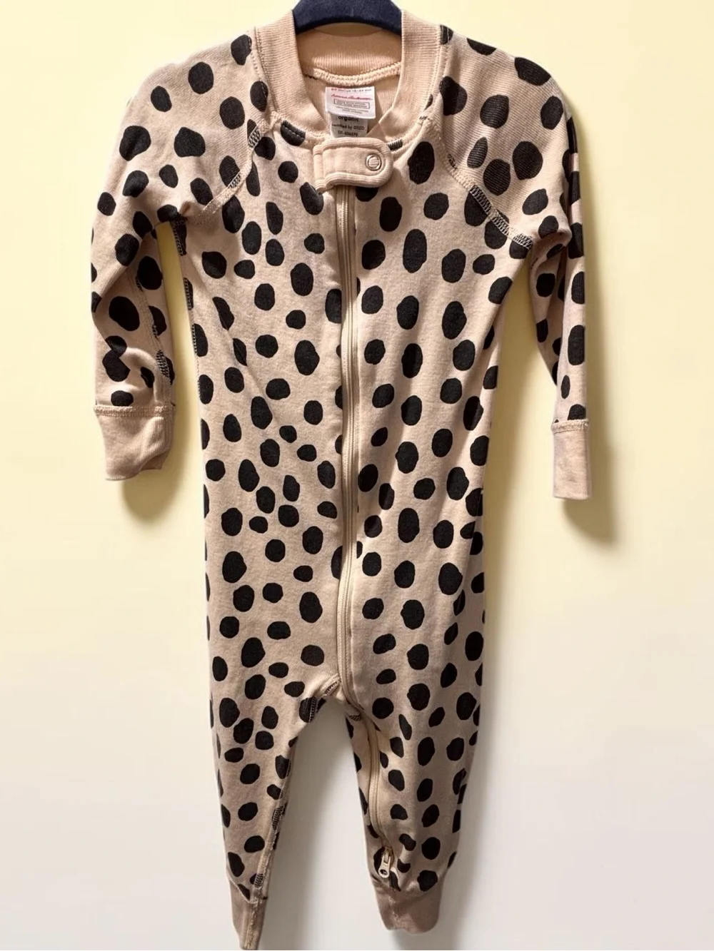 🎉 (18-24m) Hanna Andersson Beige and Black Polka Dot Zip Footie